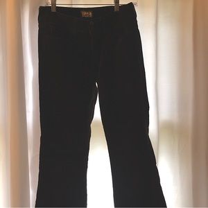 Womens brown corduroy Levi’s. Size 4 medium. Bootcut. Great condition.